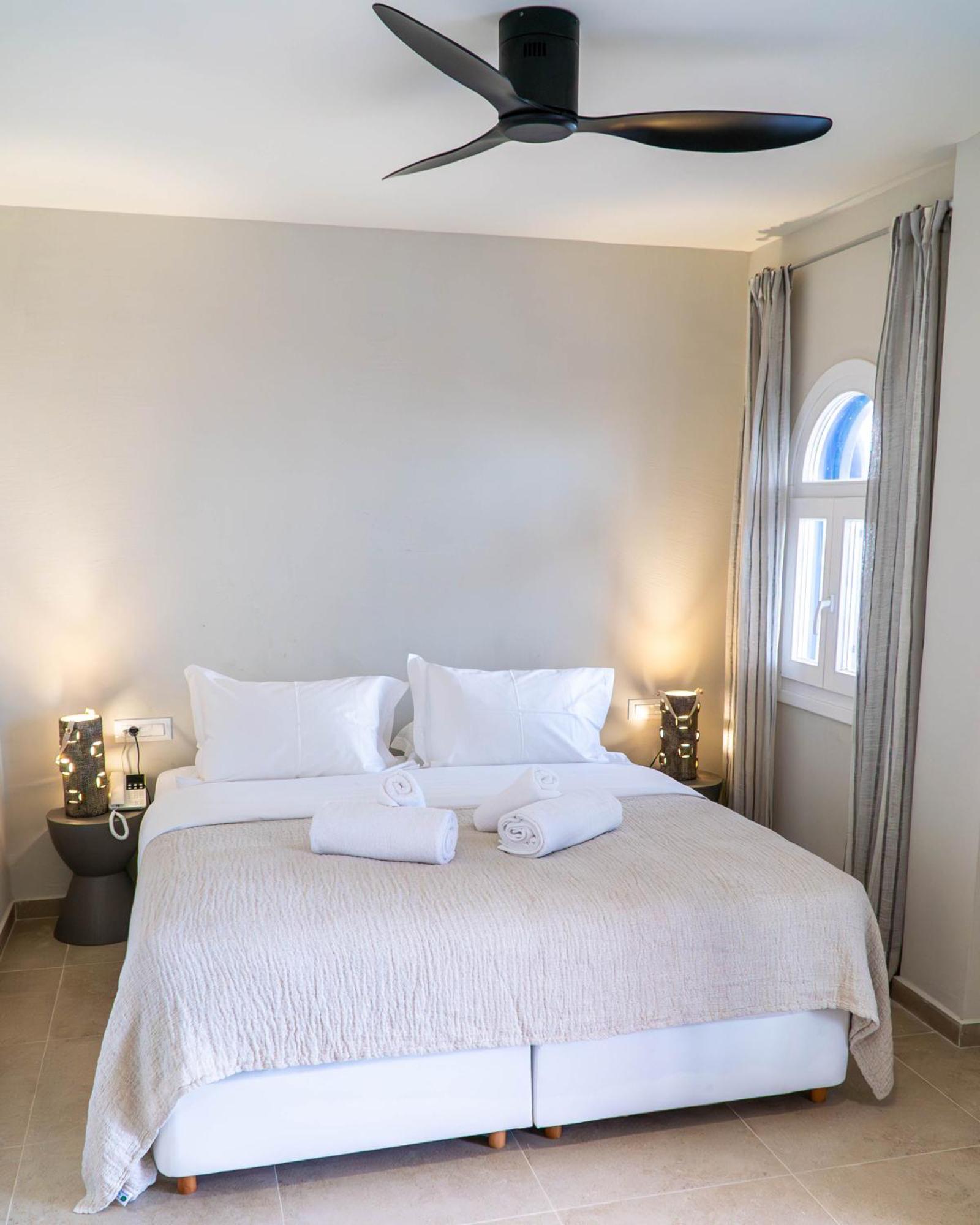 The Noverian Bios Santorini Boutique Hotel Тира Номер фото