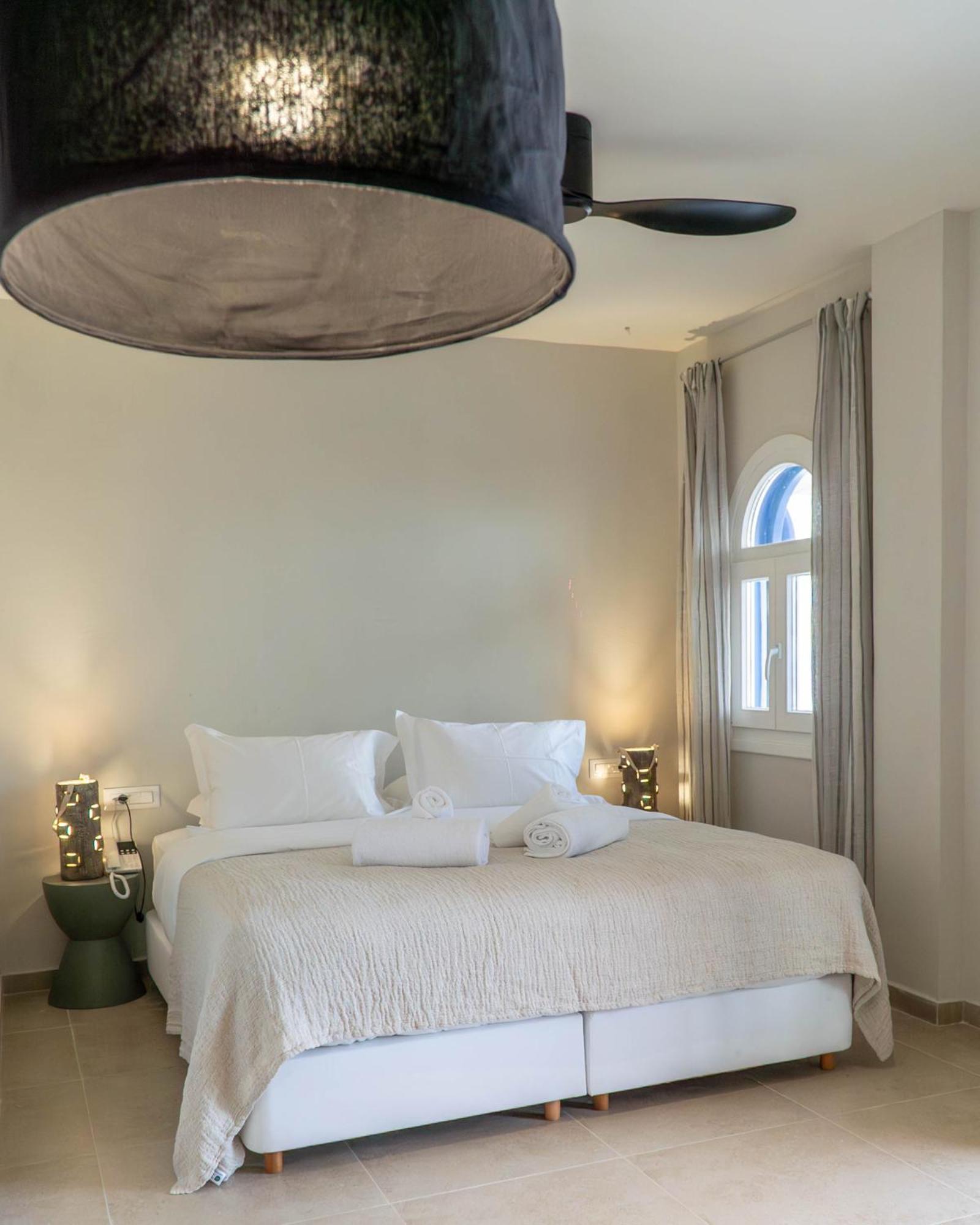 The Noverian Bios Santorini Boutique Hotel Тира Номер фото